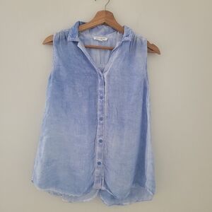 Beachlunchlounge light  Blue Sleeveless Button Down top